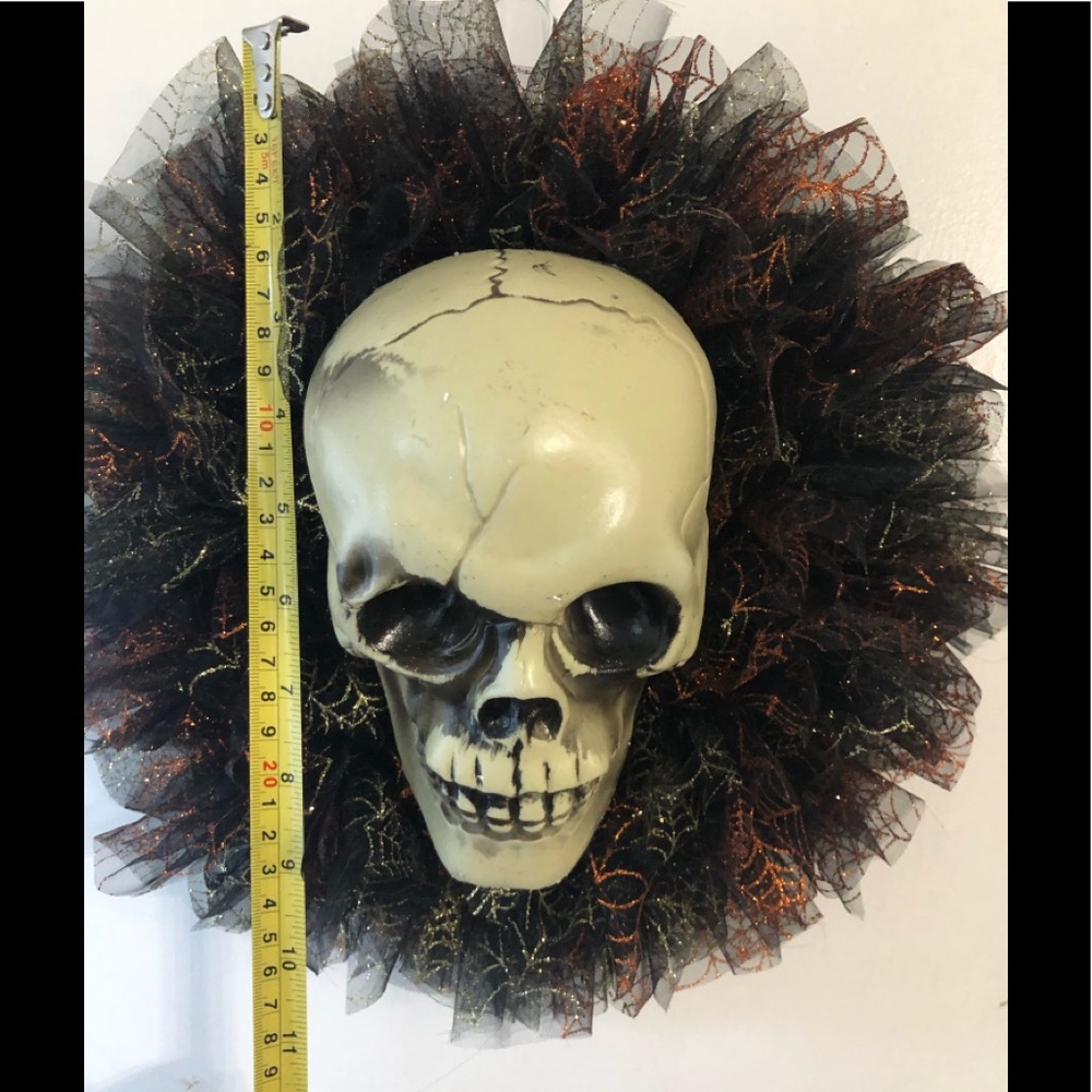 Hand crafted skull tulle mini Halloween wreath - Picture 2 of 4